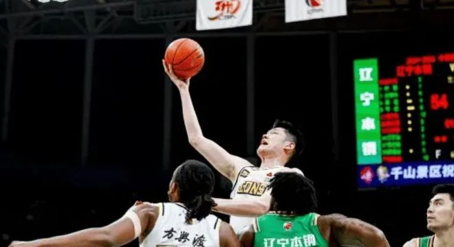 CBA 季后赛：辽宁男篮主场对阵广厦男篮，形势严峻仍拼尽全力
