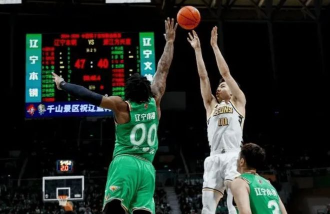 CBA 季后赛：辽宁男篮主场对阵广厦男篮，形势严峻仍拼尽全力