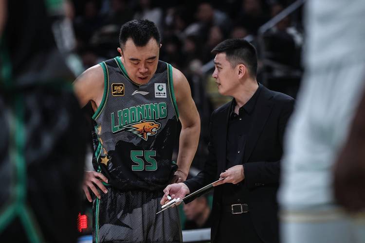 CBA 半决赛 G3 辽宁男篮遭横扫，韩德君哽咽言论引退役猜测