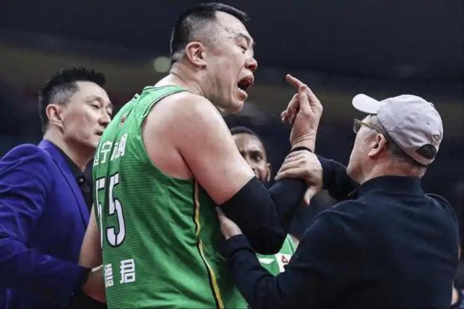 CBA 半决赛 G3 辽宁男篮遭横扫，韩德君哽咽言论引退役猜测