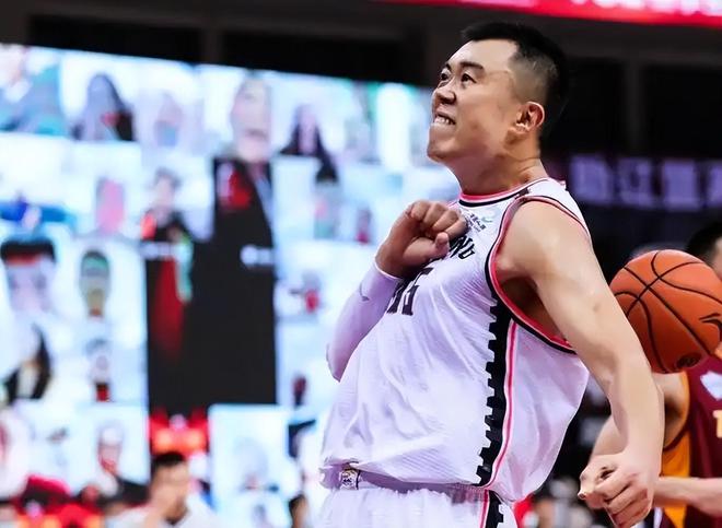 CBA 半决赛 G3 辽宁男篮遭横扫，韩德君哽咽言论引退役猜测