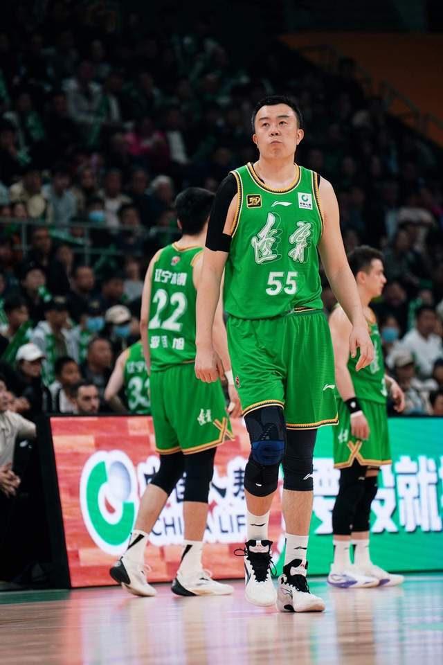 辽宁男篮24 - 25赛季出局，38岁韩德君直播透露即将退役