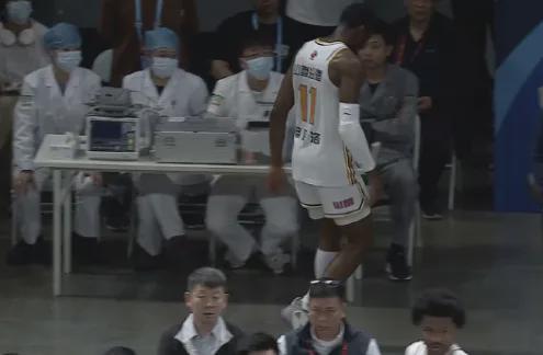 WE ARE FANBOG3 北京队球员声援曾凡博，刘传兴遭嘘仍表现出色