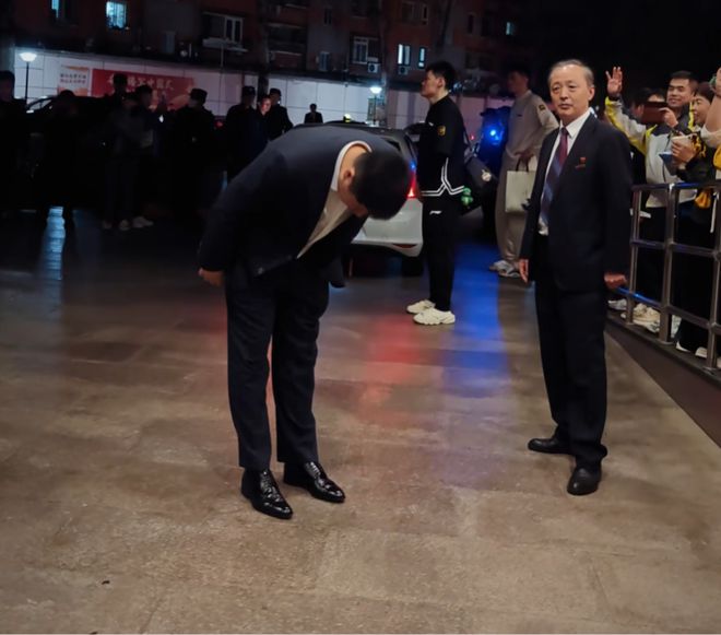 山西被北京横扫，赛后百人球迷场外支持，张宁自曝处理球问题