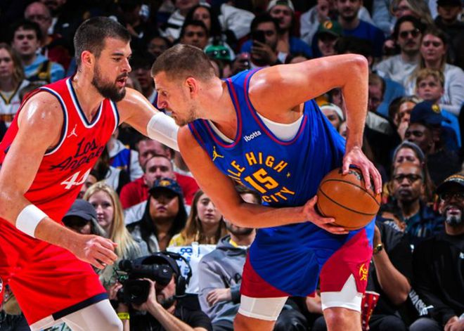 NBA 季后赛：核心球员与教练调整关键，祖巴茨大放异彩