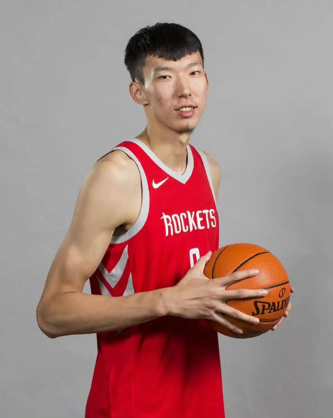 自周琦后中国球员冲击NBA历程：球迷期待、品牌赞助与赛场故事