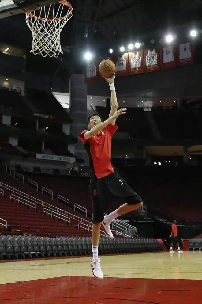 自周琦后中国球员冲击NBA历程：球迷期待、品牌赞助与赛场故事