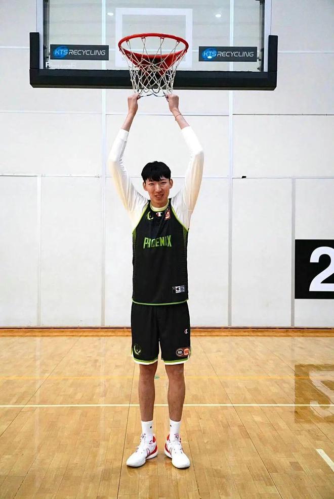 自周琦后中国球员冲击NBA历程：球迷期待、品牌赞助与赛场故事