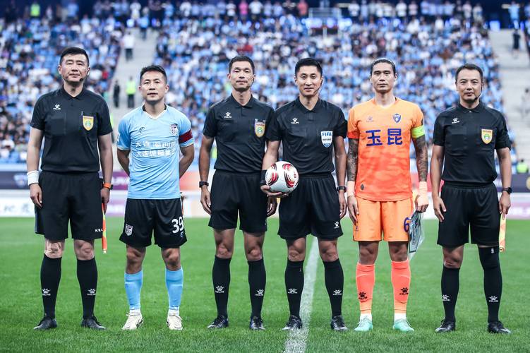 大连英博主场0-2负北京国安，三中卫体系演练因人员短板效果待察