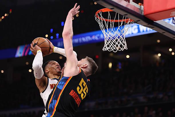 NBA西部半决赛：掘金阿隆-戈登三分绝杀，威少高效表现助力开门红