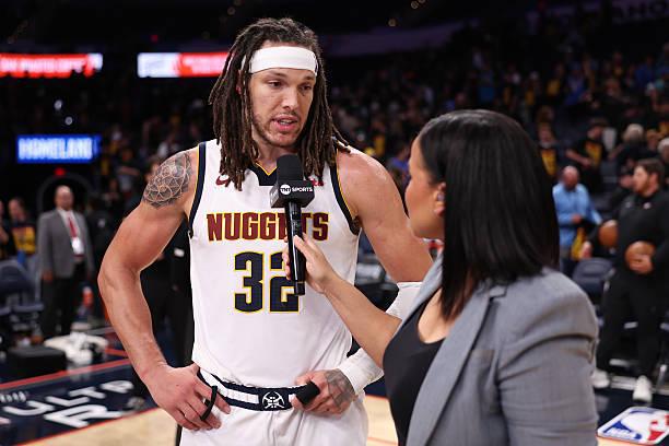 NBA西部半决赛：掘金阿隆-戈登三分绝杀助球队开门红占先机