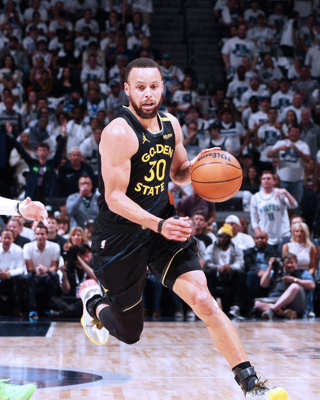 NBA 季后赛西部半决赛 G1：勇士胜森林狼，库里腿筋拉伤伤情成谜