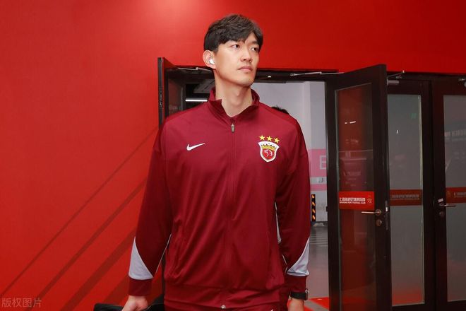 中超门将教练批颜骏凌缺陷引热议，其表现究竟如何？