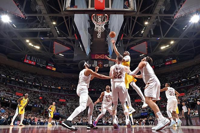 NBA 季后赛步行者胜骑士，迈尔斯 - 特纳数据亮眼占优势