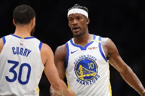 2025年NBA季后赛第二轮激战正酣，勇士队因库里受伤存恐慌