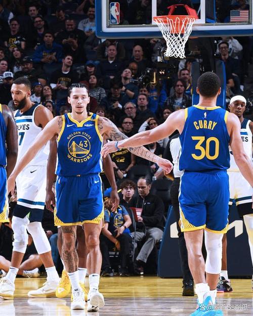 NBA季后赛森林狼主场大胜勇士，库里缺阵华子兰德尔发力