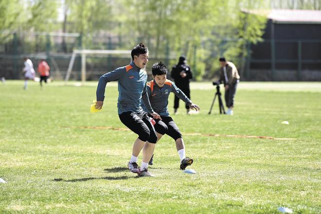 5月7日多巴国家高原体育训练基地：青超联赛开赛倒计时，八支足球队全力冲刺