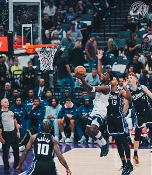 NBA 季后赛战况激烈，多位球星闪耀，兰德尔涅槃重生引关注