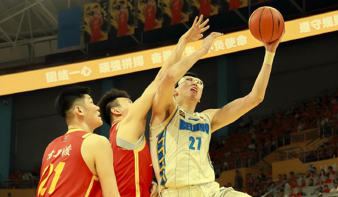 大魔王空砍两双小郭艾伦12+7！广厦三巨头轰80+20+11大比分1:1平