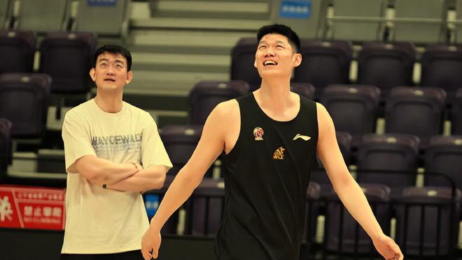 大魔王空砍两双小郭艾伦12+7！广厦三巨头轰80+20+11大比分1:1平