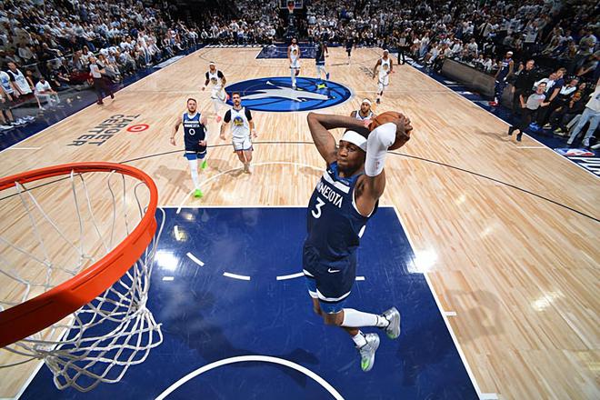 NBA 季后赛森林狼胜勇士扳平总比分，麦克丹尼尔斯表现抢眼