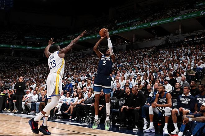 NBA 季后赛森林狼胜勇士扳平总比分，麦克丹尼尔斯表现抢眼