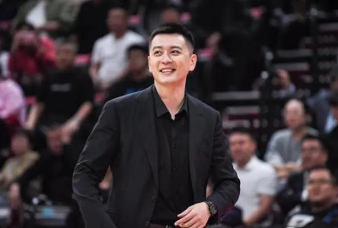 广厦和北京总决赛G2：比赛结果与裁判判罚引争议，热搜第6的闫军成焦点