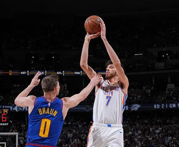 NBA 季后赛次轮 G3：雷霆 104 - 113 惜败掘金，杰伦表现出色