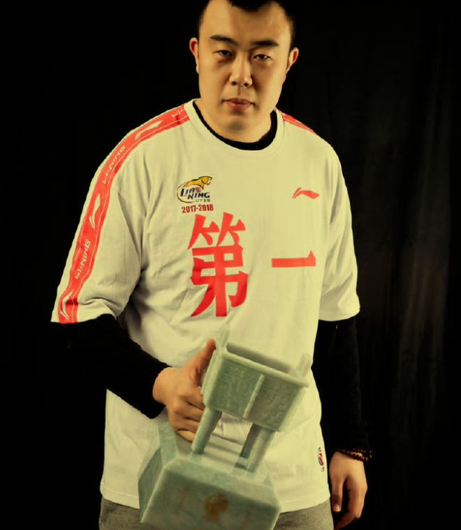 北京时间5月10日凌晨辽篮为韩德君庆生，其效力多年战功赫赫但本赛季季后赛有心无力