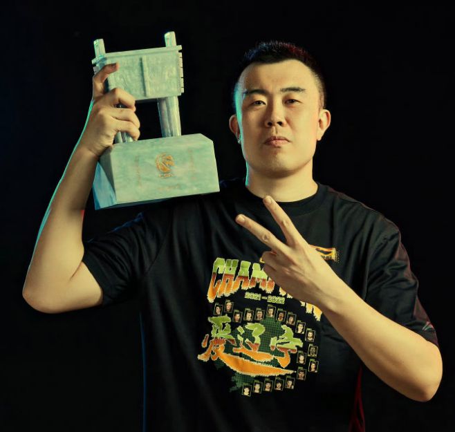 北京时间5月10日凌晨辽篮为韩德君庆生，其效力多年战功赫赫但本赛季季后赛有心无力