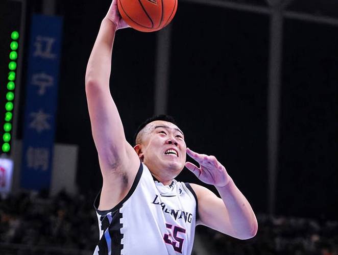 北京时间5月10日凌晨辽篮为韩德君庆生，其效力多年战功赫赫但本赛季季后赛有心无力