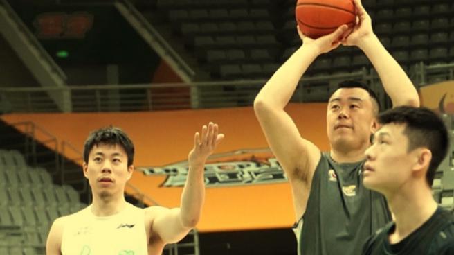 北京时间5月10日凌晨辽篮为韩德君庆生，其效力多年战功赫赫但本赛季季后赛有心无力
