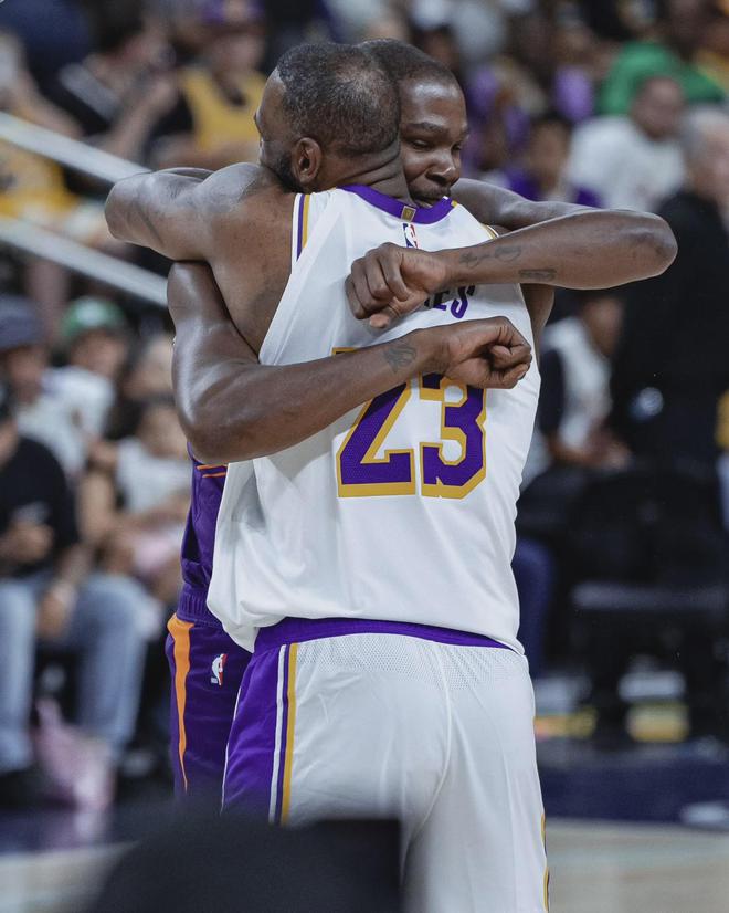 NBA球星凯文杜兰特遭指责，回应球迷对其‘投敌’言论