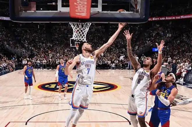 NBA西部半决赛G3：掘金离奇逆转，雷霆痛失好局，约基奇三分全失仍赢球