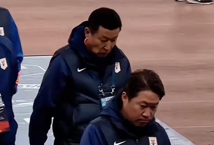 崔康熙率队击败浙江暂解下课危机，赛中赛后平静以对