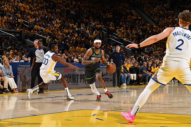 NBA西部半决赛：森林狼两连胜占优，替补大将沃克表现惨淡