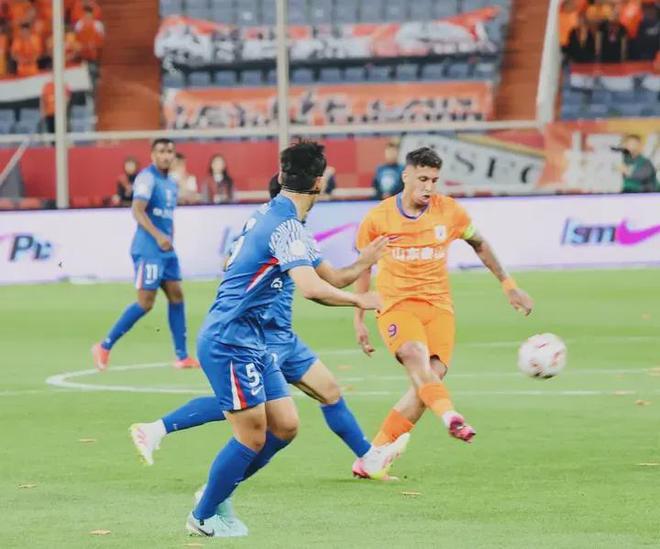 山东泰山0-1负上海申花遭遇三连败，中超伪强队问题暴露无遗